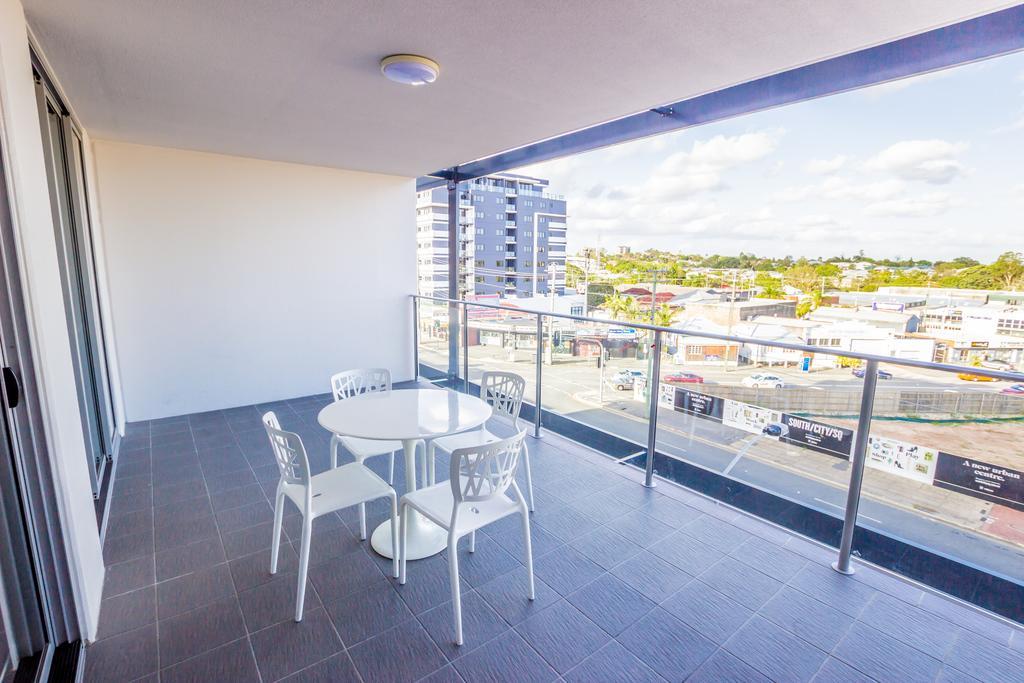 Eastwood Apartments Brisbane Exterior photo A balcony in a residential apartment