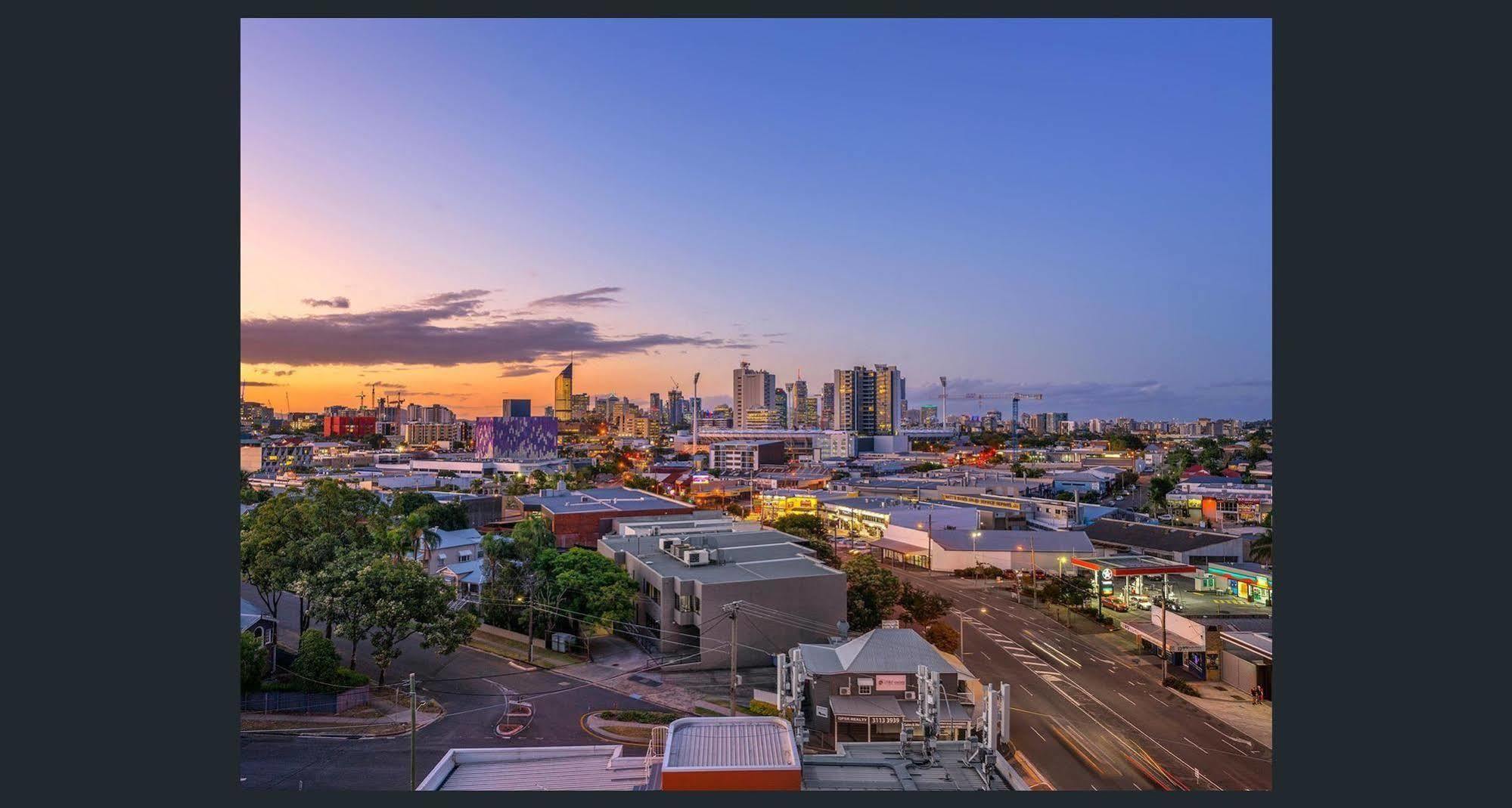 Eastwood Apartments Brisbane Exterior photo View of the CBD from the suburb of Annerley
