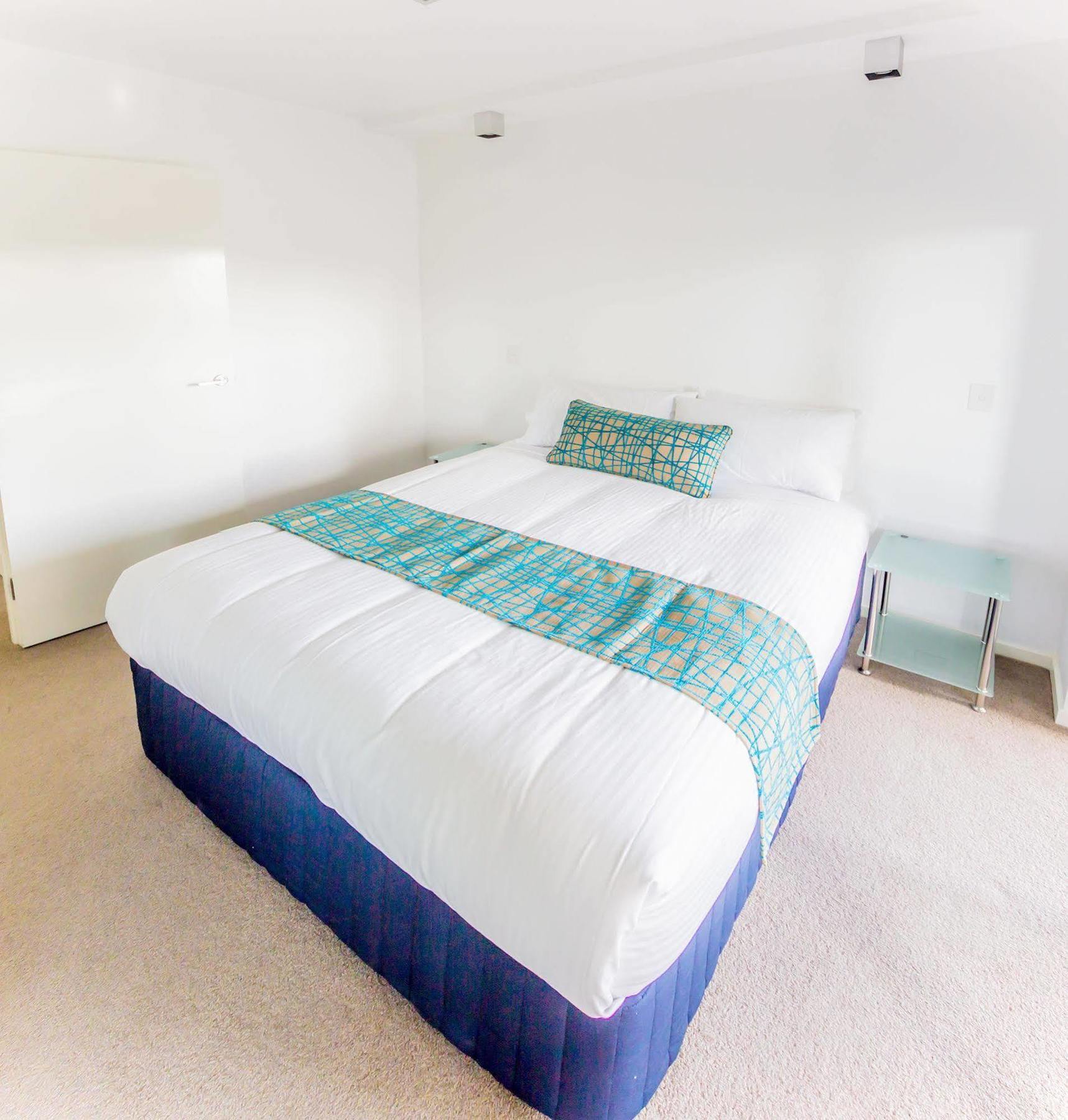 Eastwood Apartments Brisbane Exterior photo A bed with a bed runner